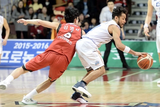경기 막판 전태풍의 스틸 장면. /사진=KBL 제공<br /><br />
<br /><br />
