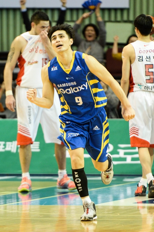 주희정이 결승 3점포를 넣은 뒤 주먹을 불끈 쥐고 있다. /사진=KBL 제공<br /><br />
<br /><br />
