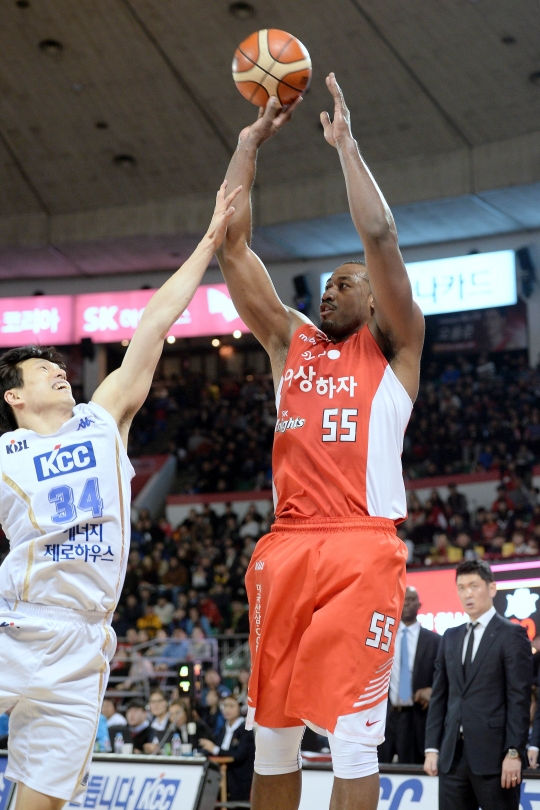 데이비드 사이먼이 슛을 시도하고 있다. /사진=KBL 