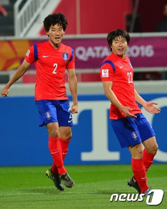 30일(현지시각) 압둘라 빈 칼리파 스타디움에서 열린 2016 아시아축구연맹(AFC) U-23 챔피언십 결승 경기에서 한국의 권창훈(오른쪽)이 첫골을 성공시킨 후 동료들과 기뻐하고 있다. /사진=뉴스1