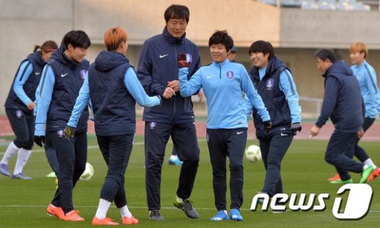 지소연이 28일 일본 오사카 얀마스타디움에서 오는 29일 북한과의 2016 브라질 리우올림픽 여자축구 아시아지역 최종예선전을 앞두고 훈련을 하고 있다. /사진=뉴스1<br /><br />
<br /><br />
