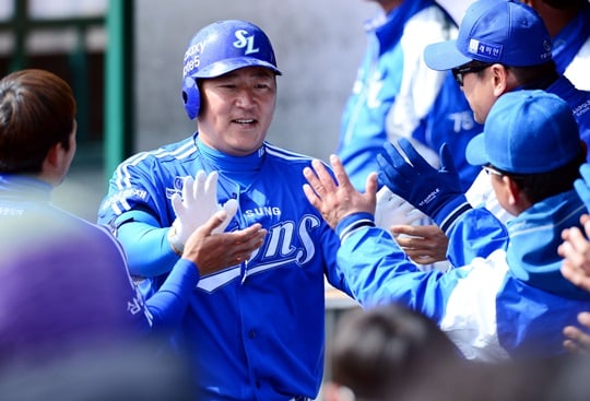 솔로 홈런을 때려내며 2경기 연속 홈런을 신고한 삼성 라이온즈 최형우. /사진=삼성 라이온즈 제공<br /><br />
<br /><br />

