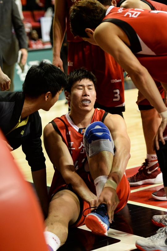 오세근이 3차전서 발목 부상을 당했다. /사진=KBL 제공<br /><br />
<br /><br />
