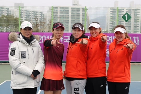 여자부 우승을 차지한 강원도청 테니스단. /사진=대한테니스협회 제공<br /><br />
<br /><br />
