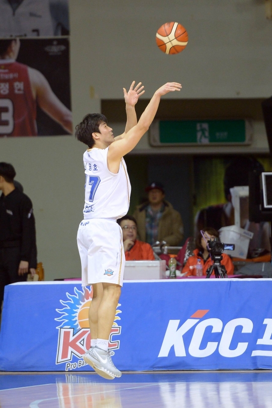 신명호가 슛을 시도하고 있다. /사진=KBL 제공<br /><br />
<br /><br />
