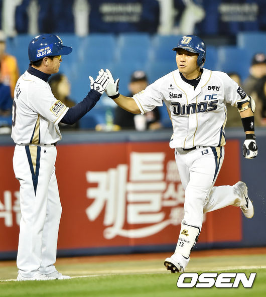 손시헌(오른쪽).<br /><br />
<br /><br />
