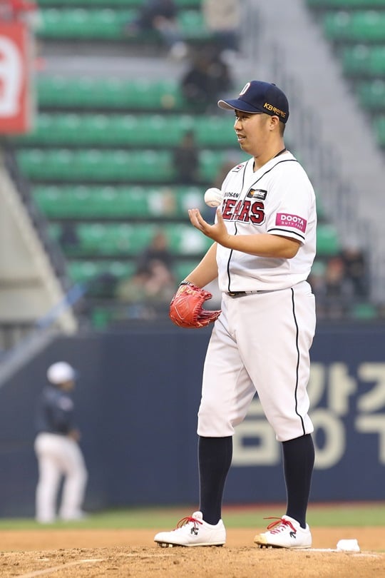 시즌 첫 승을 따낸 두산 베어스 선발투수 유희관. /사진=두산 베어스 제공<br /><br />
<br /><br />
