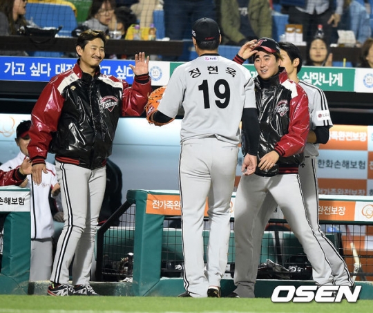LG 정현욱을 맞이하는 박용택과 우규민.<br /><br />
<br /><br />
<br /><br />
