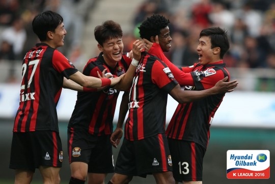 선제골을 뽑아낸 FC서울의 아드리아노(가운데). /사진=한국프로축구연맹 제공