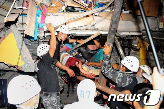 중미 에콰도르를 리히터 규모 7.8의 지진이 강타한 가운데 17일 새벽 만타(Manta)시에서 구조팀이 무너진 건물에 갇힌 사람을 구조해내고 있다./AFPBBNews=뉴스1