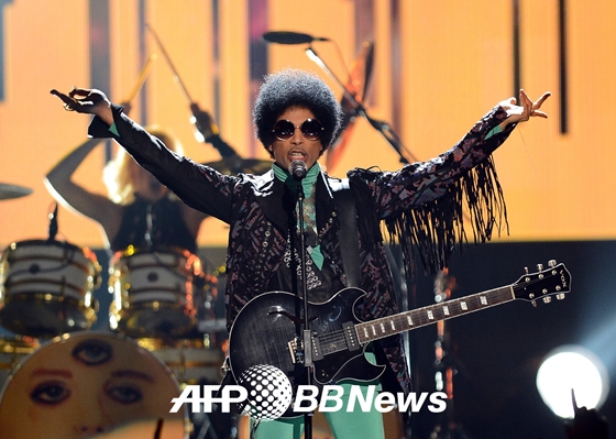 2013년 5월 미국 라스베이거스에서 열린 2013년 빌보드 뮤직 어워드에서 공연 중인 프린스의 모습 /AFPBBNews=뉴스1