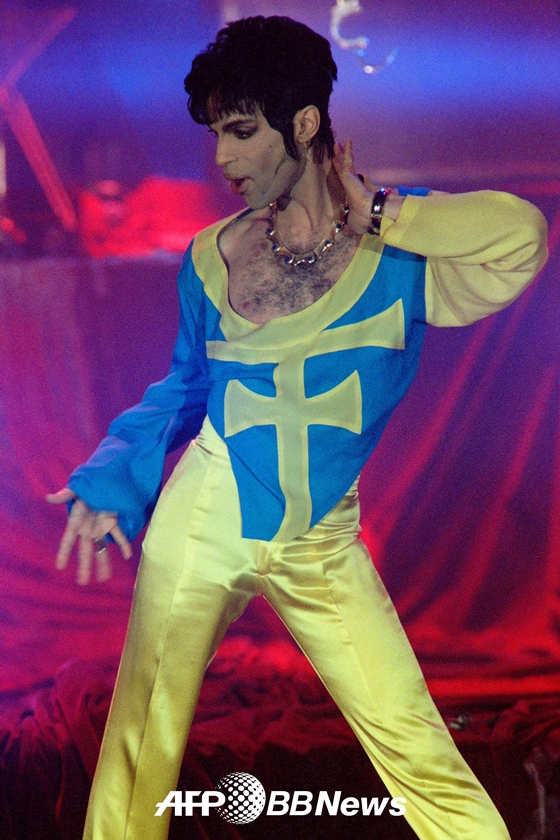 1994년 5월 모니코에서 열린 월드 뮤직 어워드에서 공연 중인 프린스의 모습 /AFPBBNews=뉴스1