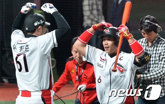 kt wiz가 박경수(오른쪽)의 역전 투런 홈런을 앞세워 롯데 자이언츠를 2-1로 제압했다. /사진=뉴스1<br /><br />
<br /><br />
