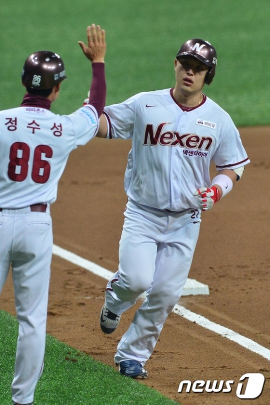 1회말 만루홈런을 폭발시킨 박동원. /사진=뉴스1<br /><br />
<br /><br />
