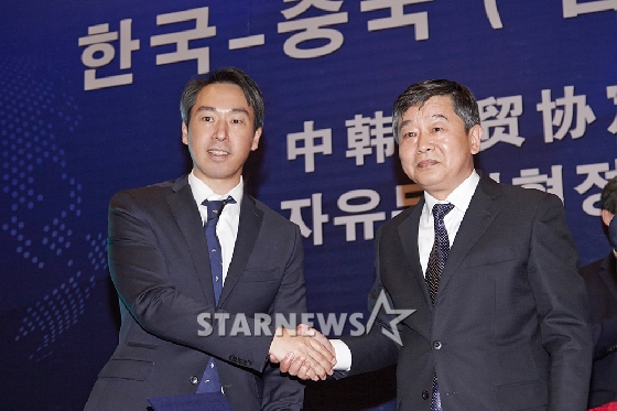 섬서성 화산 개발 프로젝트 업무 협약 체결식 모습. SM엔터테인먼트 김영민 총괄 사장(왼쪽)과 섬서화산여유집단유한공사 장취안(&amp;#24352;泉) 동사장 /사진제공=SM엔터테인먼트