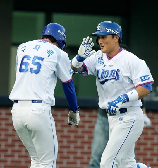 시즌 4호이자 포항구장 개인 통산 13호 홈런을 터뜨린 이승엽. /사진=삼성 라이온즈 제공<br /><br />
<br /><br />
