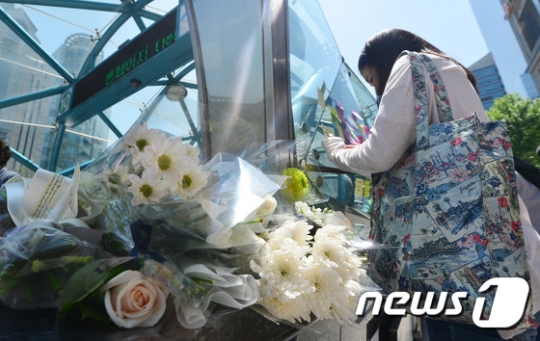 18일 오후 서울 서초구 강남역 10번출구에서 시민들이 \'묻지마 살인\' 피해자를 추모하고 있다./사진=뉴스1 