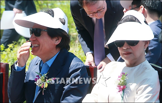 (왼쪽부터) 파주보존센터 개관식에 참석한 배우 안성기, 문희 /사진=김창현 기자