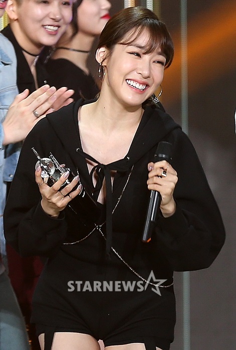 티파니가 지난 17일 SBS MTV '더쇼'에서 1위를 차지한 직후 기뻐하고 있는 모습 /사진=김휘선 인턴기자