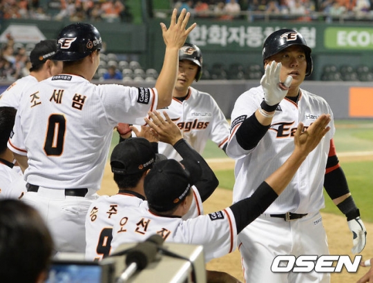김태균의 홈런을 축하하는 선수들.