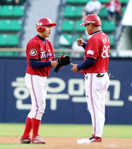 1회초 데뷔 첫 안타를 때려낸 최원준. /사진=KIA 타이거즈 제공<br /><br />
<br /><br />
