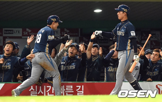 NC 다이노스가 김성욱(왼쪽)의 역전 스리런 홈런에 힘입어 SK 와이번스를 꺾고 10연승을 내달렸다