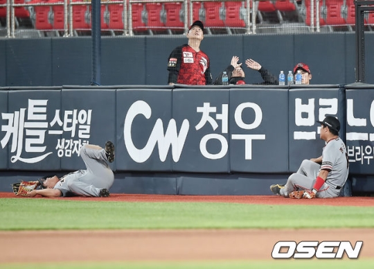 오정복의 파울 타구를 잡기 위해 한화 우익수 양성우와 2루수 정근우가 몸을 날렸으나 관중석에 타구가 떨어지고 있다.