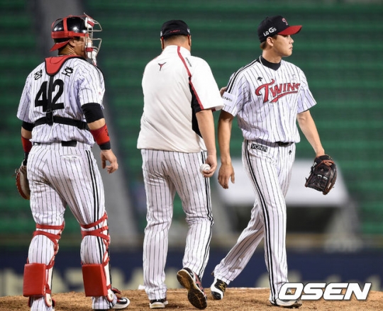 9회초 마운드를 내려오는 임정우.<br /><br />
<br /><br />

