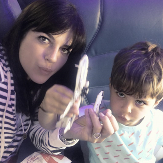 비행기 안에서 아들과 함께 있는 셀마 블레어/사진= 셀마블레어 인스타그램 출처
