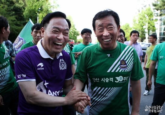 안산 무궁화 제종길 구단주(안산시장, 오른쪽)가 '4호선 더비' 패배를 받아들이고, 약속대로 FC안양의 응원 및 홍보 영상 촬영에 임했다. /사진=안산 무궁화 제공<br /><br />
<br /><br />

