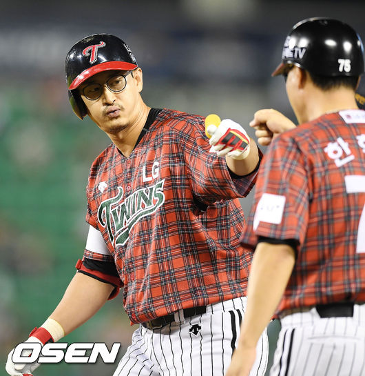 7회말 동점 적시타를 터뜨린 박용택.<br /><br />
<br /><br />
