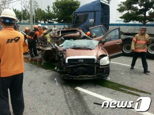 부산 감만동에서 SUV 차량이 트레일러를 들이받고 일가족 5명 중 4명이 사망하는 사고가 발생했다. /사진=부산지방경찰청 제공