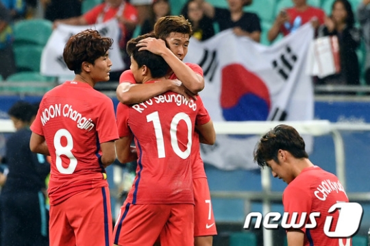 경기 후 기쁨을 나누고 있는 한국 선수들. /사진=뉴스1