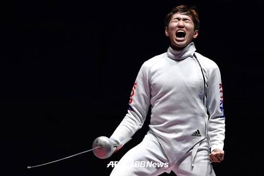 박상영이 결승전에서 승리한 뒤 기뻐하고 있다. /AFPBBNews=뉴스1<br /><br />
<br /><br />
