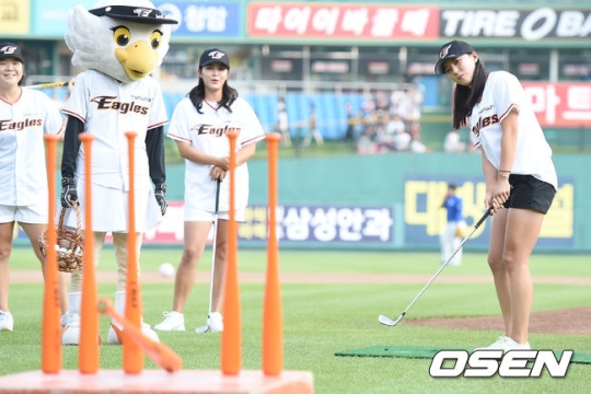 한화 선수들과 이벤트 대결을 펼친 이민영-김지현-윤채영. 윤채영이 칩샷을 날려 배트를 맞히고 있다.