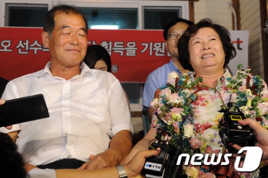 한국 사격의 간판 진종오(37,KT)가 브라질 리우올림픽 남자 사격 50m 권총에 출전해 금메달을 획득했다. 11일 오전 강원도 춘천시 남산면 방곡리 자택에서 진종오의 아버지 진재호씨(68)와 어머니 박숙자씨(65)가 취재진의 인터뷰에 기쁘게 답하고 있다. /사진=뉴스1<br /><br />
<br /><br />
