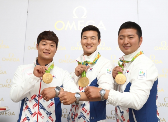 남자양궁대표팀 이승윤, 구본찬, 김우진(왼쪽부터)이 오메가 리우 2016 리미티드 에디션을 증정받았다. /사진=스포티즌 제공<br /><br />
<br /><br />
