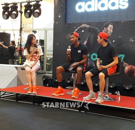 처음으로 한국을 방문한 데릭 로즈. /사진=김동영 기자<br /><br />
<br /><br />
