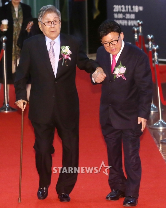 2013 대한민국 대중문화예술상 시상식 당시 고인의 모습. 오른쪽은 엄용수 한국방송코미디언협회장 /사진=스타뉴스 