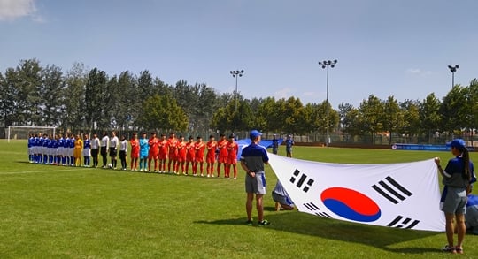 경기 시작 전 양 팀의 모습. /사진=대한축구협회 제공<br /><br />
<br /><br />
