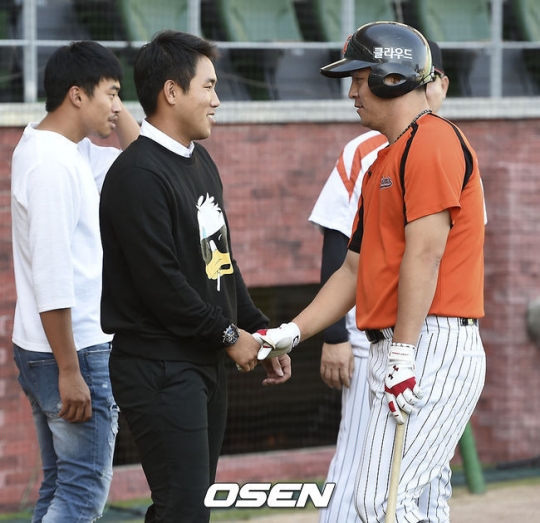 전준우(왼쪽)가 강민호와 인사를 나누고 있다.<br /><br />
<br /><br />

