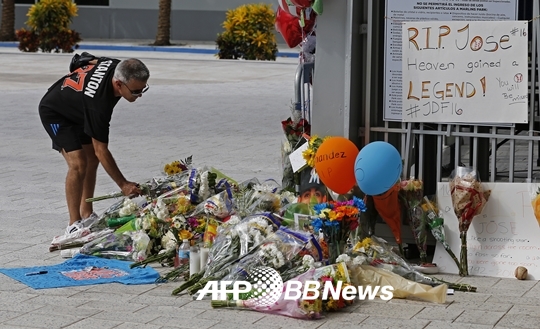 페르난데스를 추모하며 꽃을 바치는 팬./AFPBBNews=뉴스1