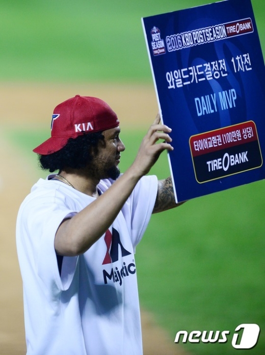 1차전 MVP에 선정된 헥터 노에시. /사진=뉴스1<br /><br />
<br /><br />
