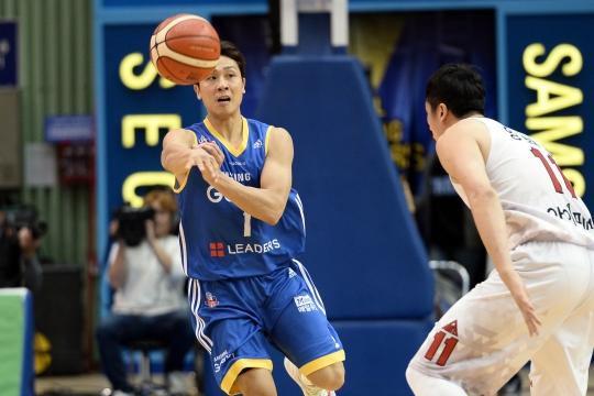 김태술이 패스를 전달하고 있다. /사진=KBL 제공<br /><br />
<br /><br />
