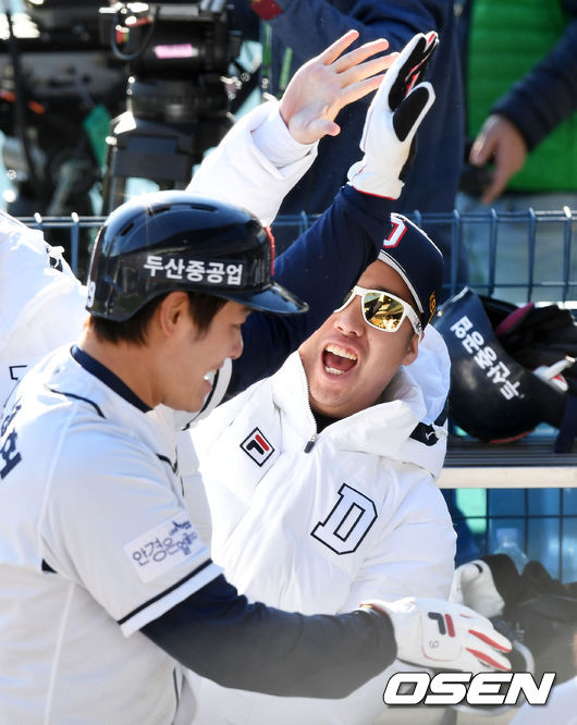 유희관이 팀 득점에 기뻐하고 있다. <br /><br />
<br /><br />
