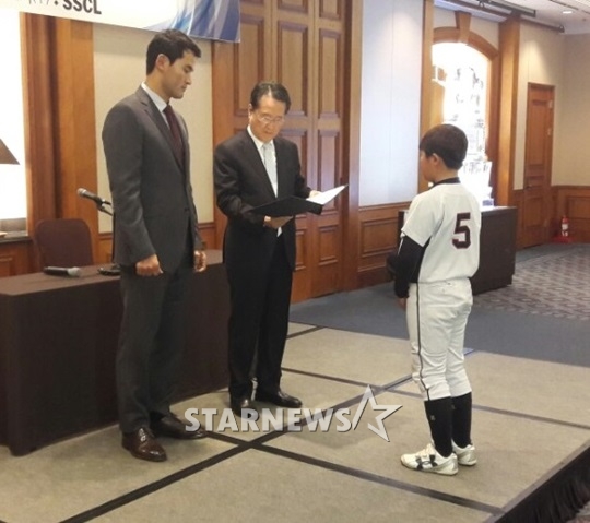 장학금 전달식 행사를 치른 박찬호. /사진=김동영 기자<br /><br />
<br /><br />
