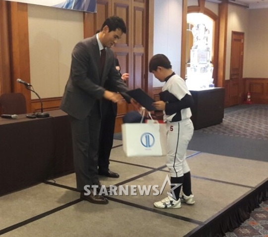 장학생에게 선물을 전달하고 있는 박찬호. /사진=김동영 기자<br /><br />
<br /><br />
