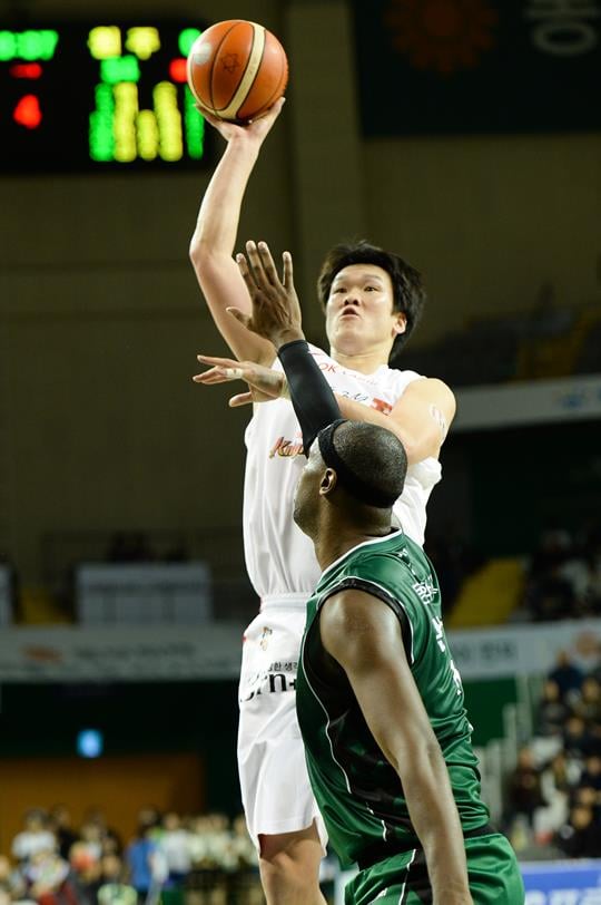 송창무가 슛을 시도하고 있다. /사진=KBL