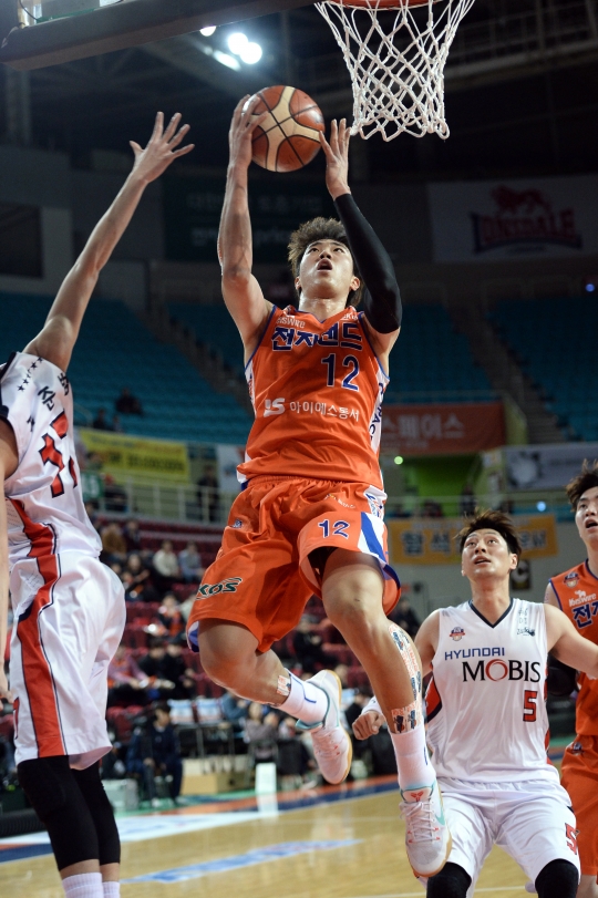 정효근이 공격을 시도하고 있다. /사진=KBL 제공<br /><br />
<br /><br />
