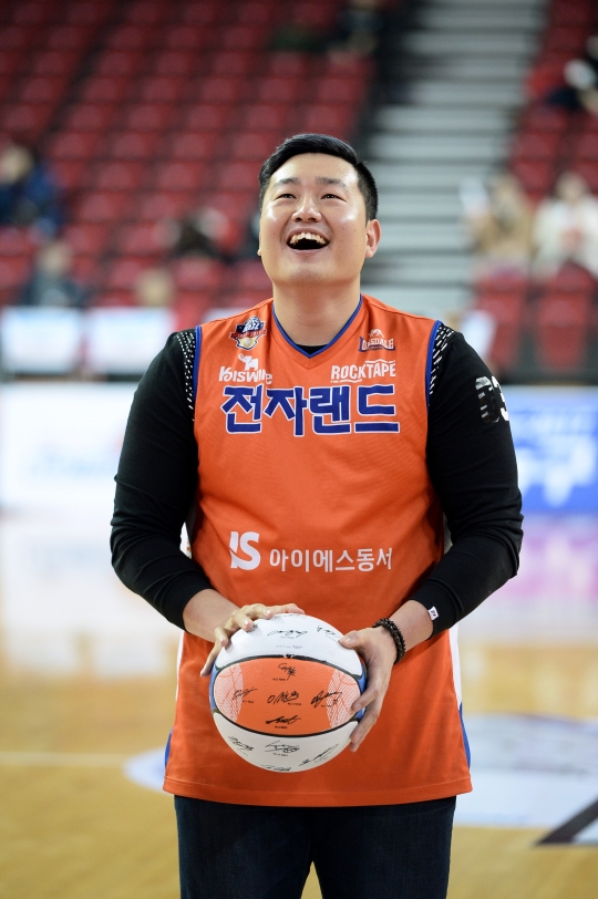 최지만이 시투자로 자유투를 시도하고 있다. /사진=KBL<br /><br />
<br /><br />
